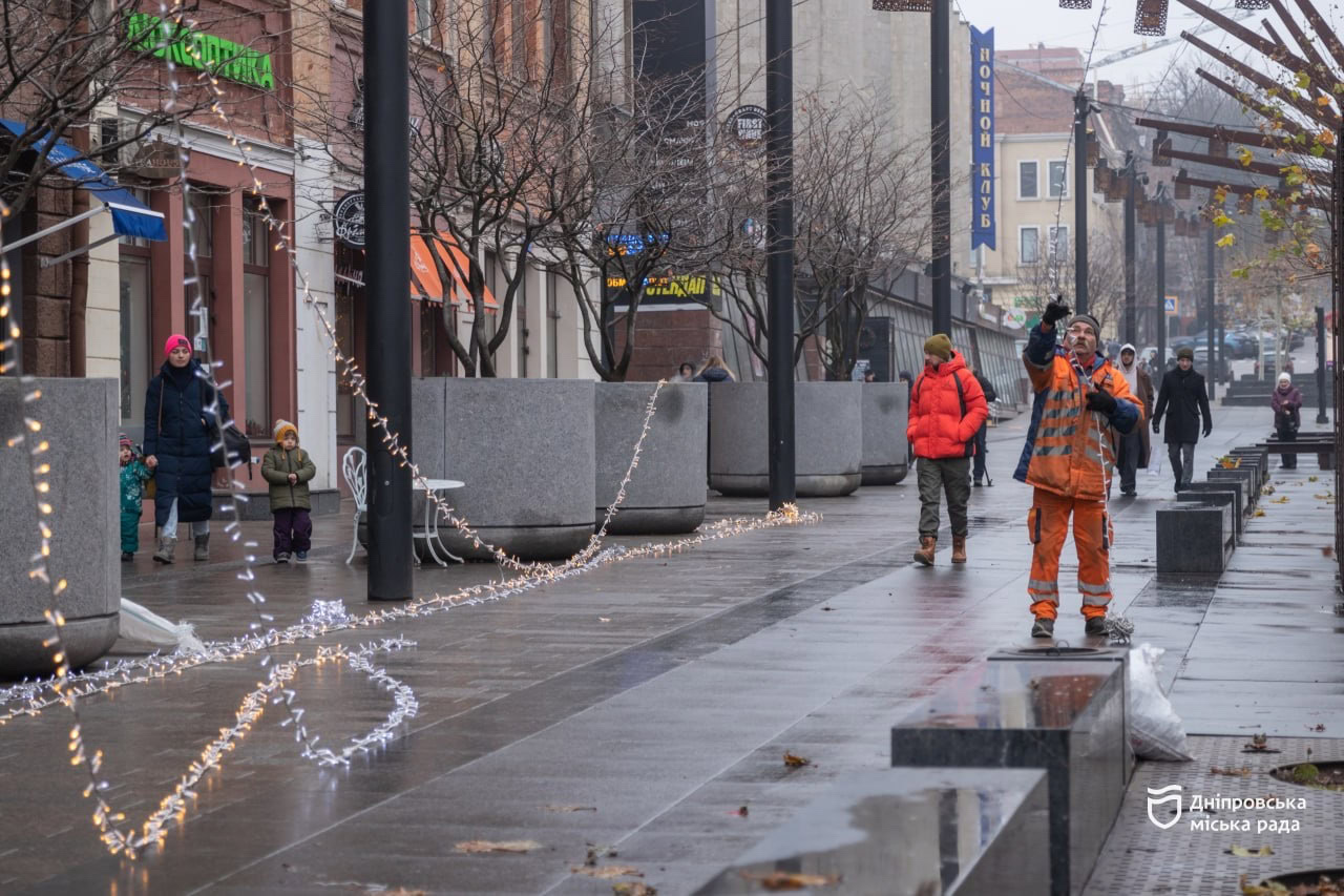 У Дніпрі встановлюють новорічну ілюмінацію, яка працюватиме під час відключень світла