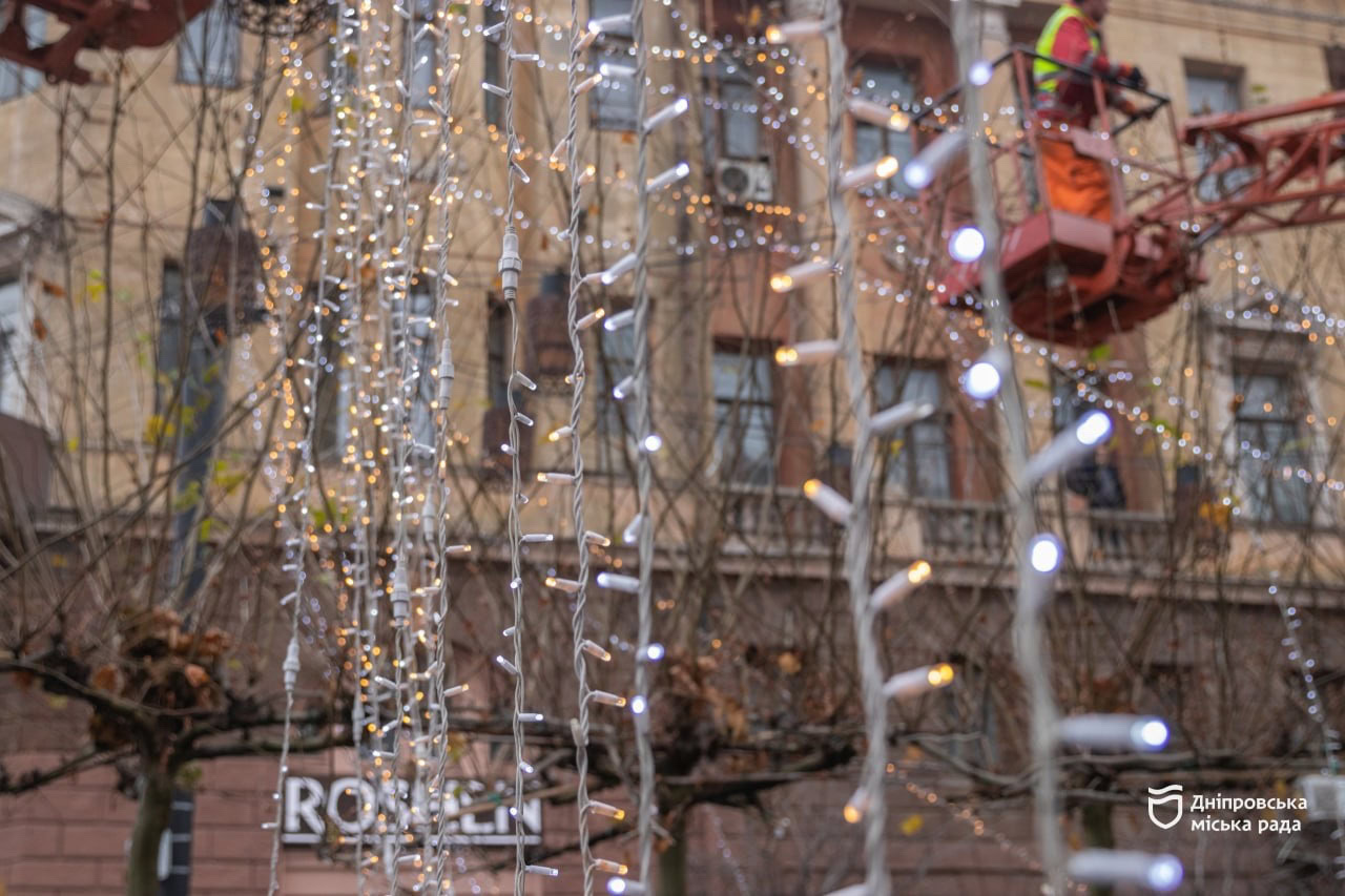 У Дніпрі встановлюють новорічну ілюмінацію, яка працюватиме під час відключень світла