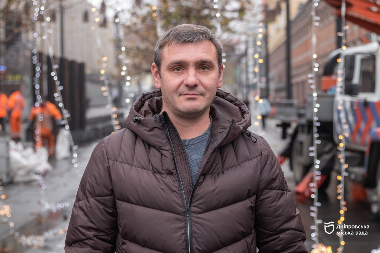 У Дніпрі встановлюють новорічну ілюмінацію, яка працюватиме під час відключень світла
