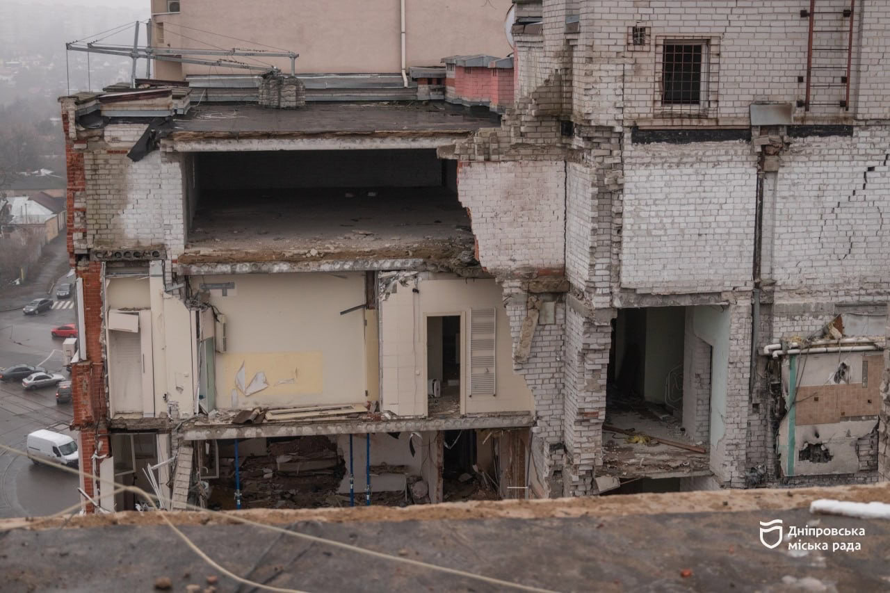На Виконкомівській у Дніпрі триває відновлення будинку, зруйнованого російською ракетою