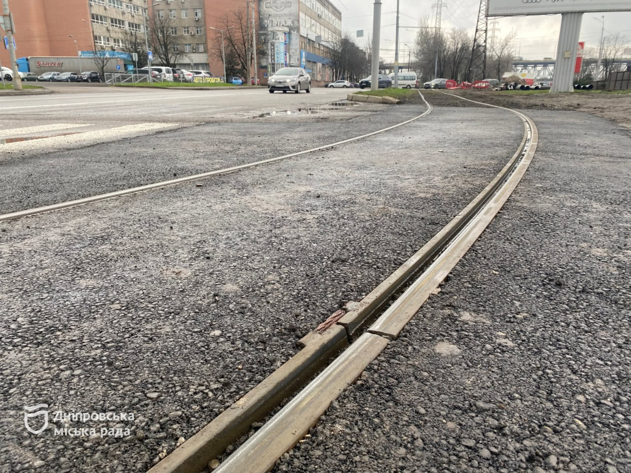 Останній ремонт трамвайної мережі 2025-го: у Дніпрі оновили переїзд на Набережній