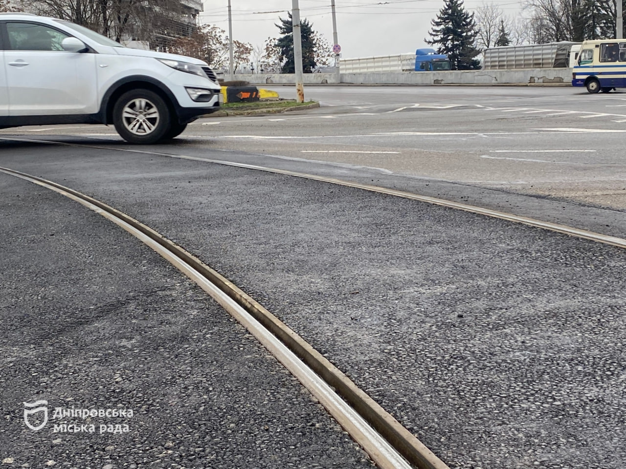 Останній ремонт трамвайної мережі 2025-го: у Дніпрі оновили переїзд на Набережній