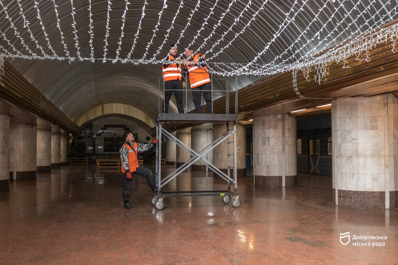 Новорічна казка у метро: у Дніпрі почали встановлювати головну ялинку