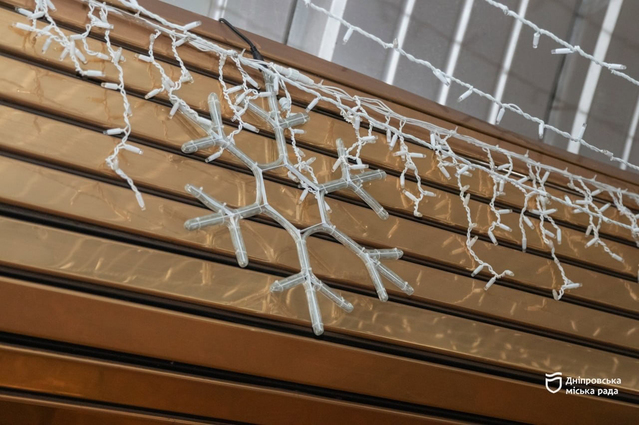 Новорічна казка у метро: у Дніпрі почали встановлювати головну ялинку