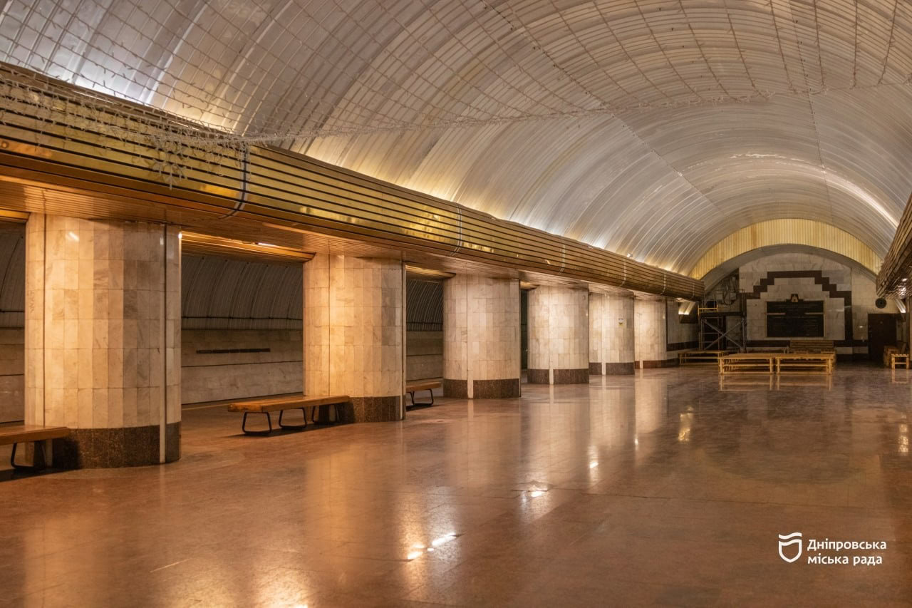 Новорічна казка у метро: у Дніпрі почали встановлювати головну ялинку