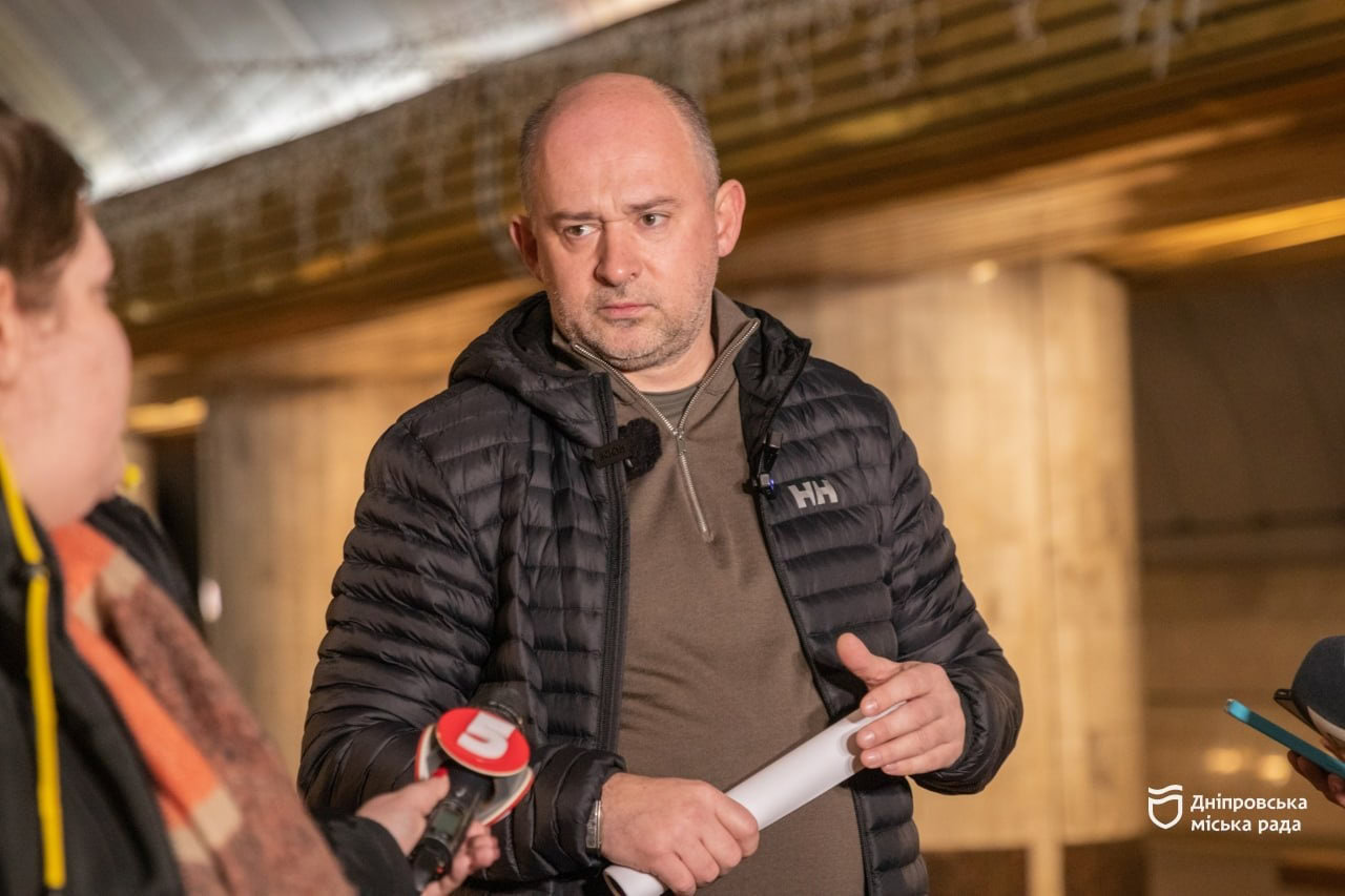 Новорічна казка у метро: у Дніпрі почали встановлювати головну ялинку