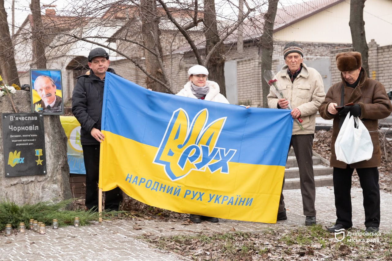 До дня народження В’ячеслава Чорновола у Дніпрі відкрили оновлену меморіальну дошку