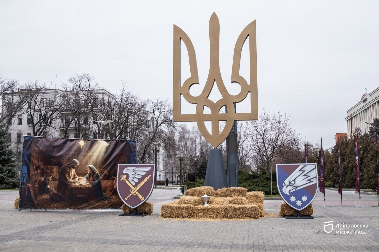 Натисни щоб дізнатись більше про: Монументальний Тризуб відкрили у Дніпрі напередодні різдвяно-новорічних свят