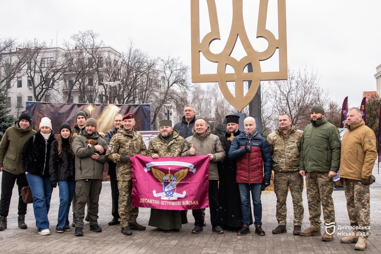 Монументальний Тризуб відкрили у Дніпрі напередодні різдвяно-новорічних свят