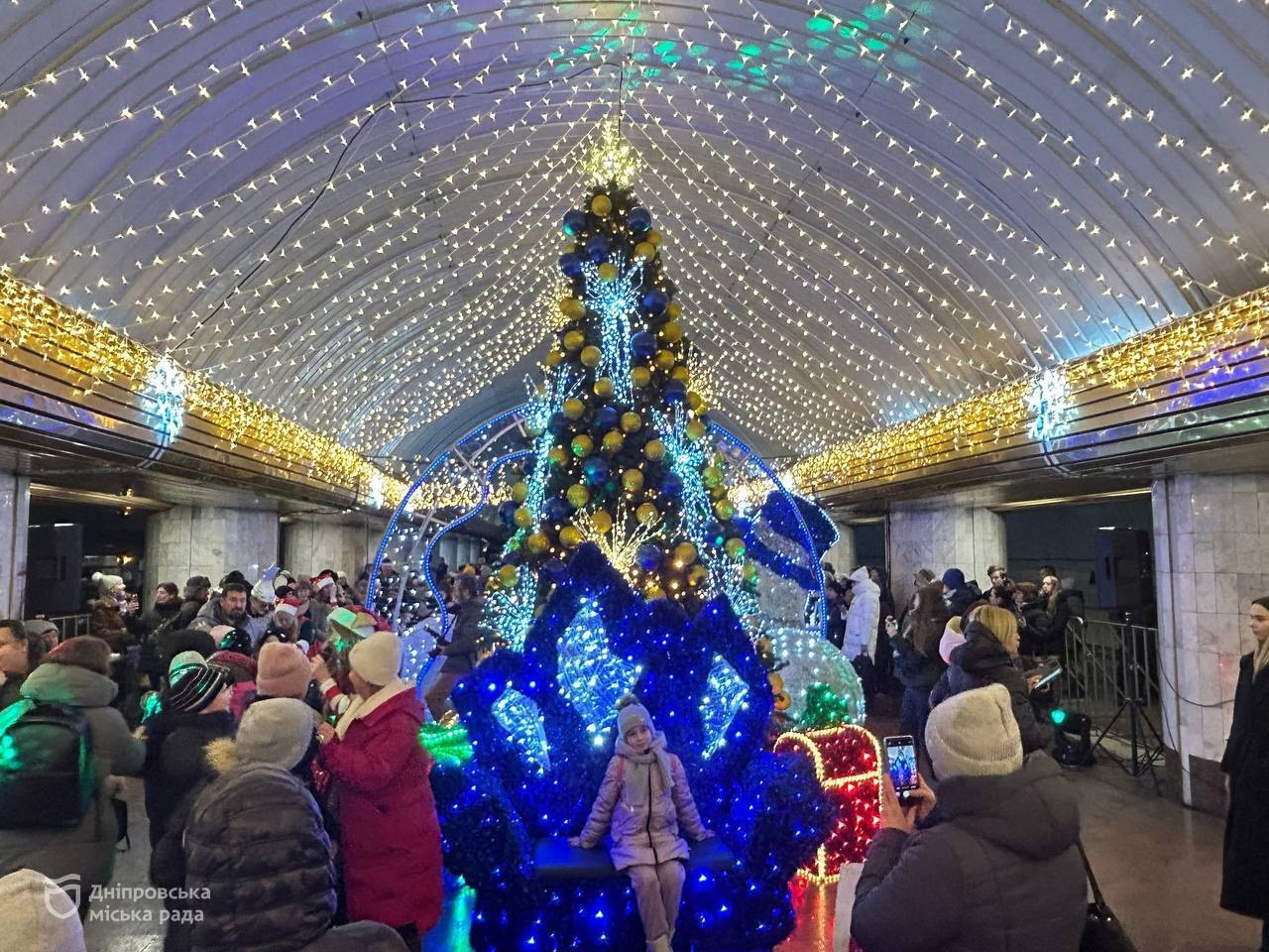 Свято під землею: у Дніпрі відкрили головну новорічну ялинку в метро