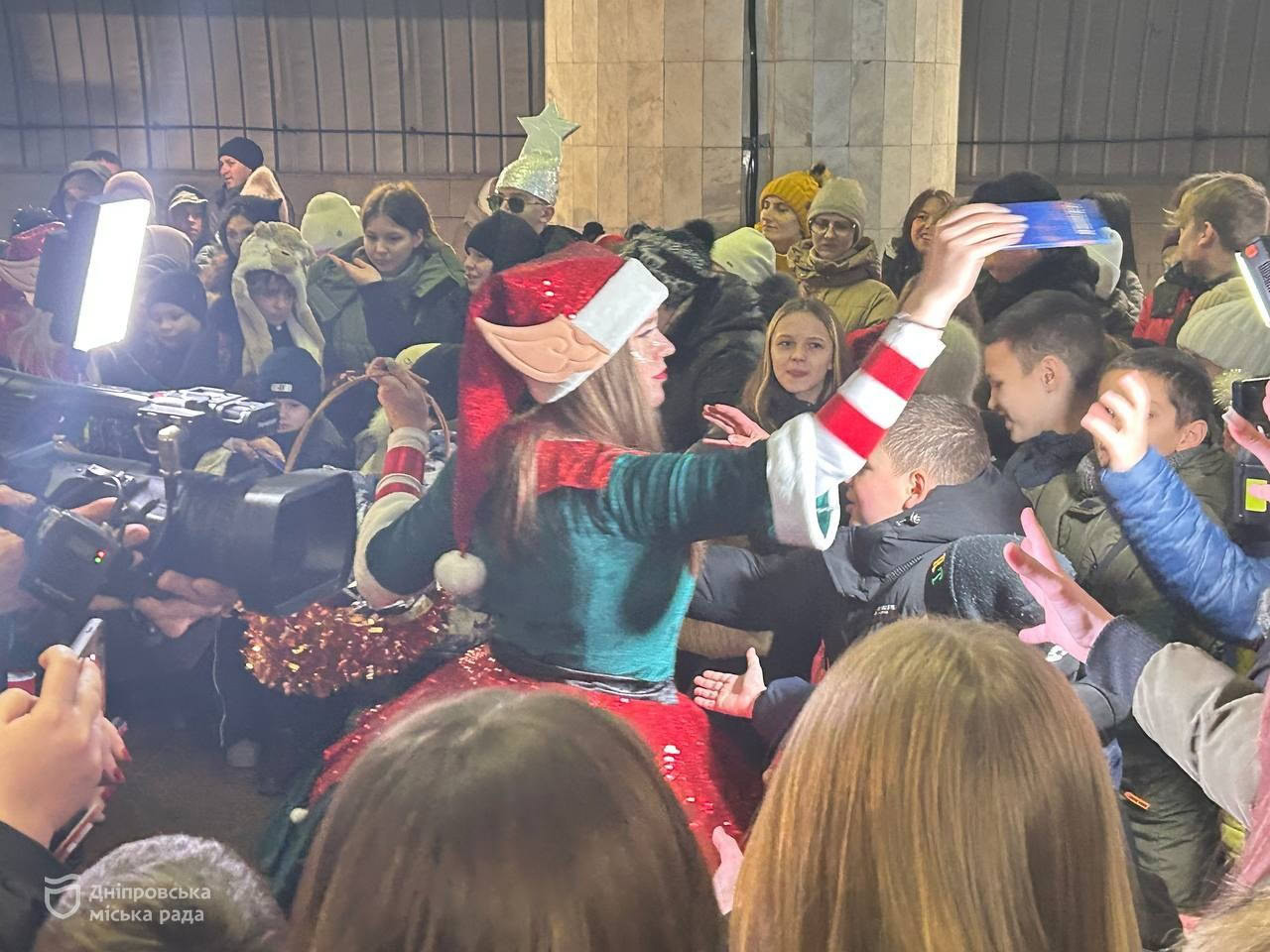 Свято під землею: у Дніпрі відкрили головну новорічну ялинку в метро