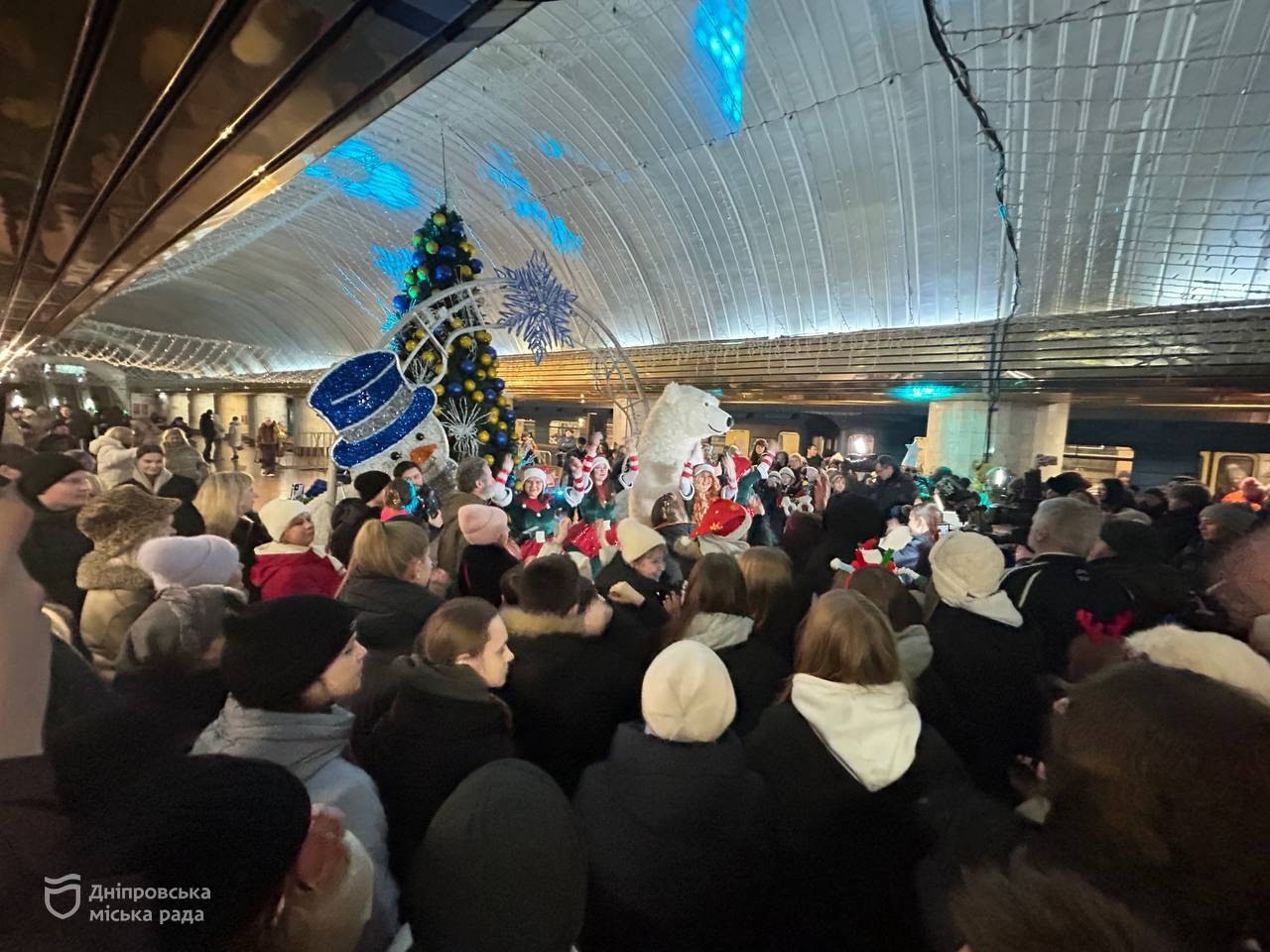 Свято під землею: у Дніпрі відкрили головну новорічну ялинку в метро