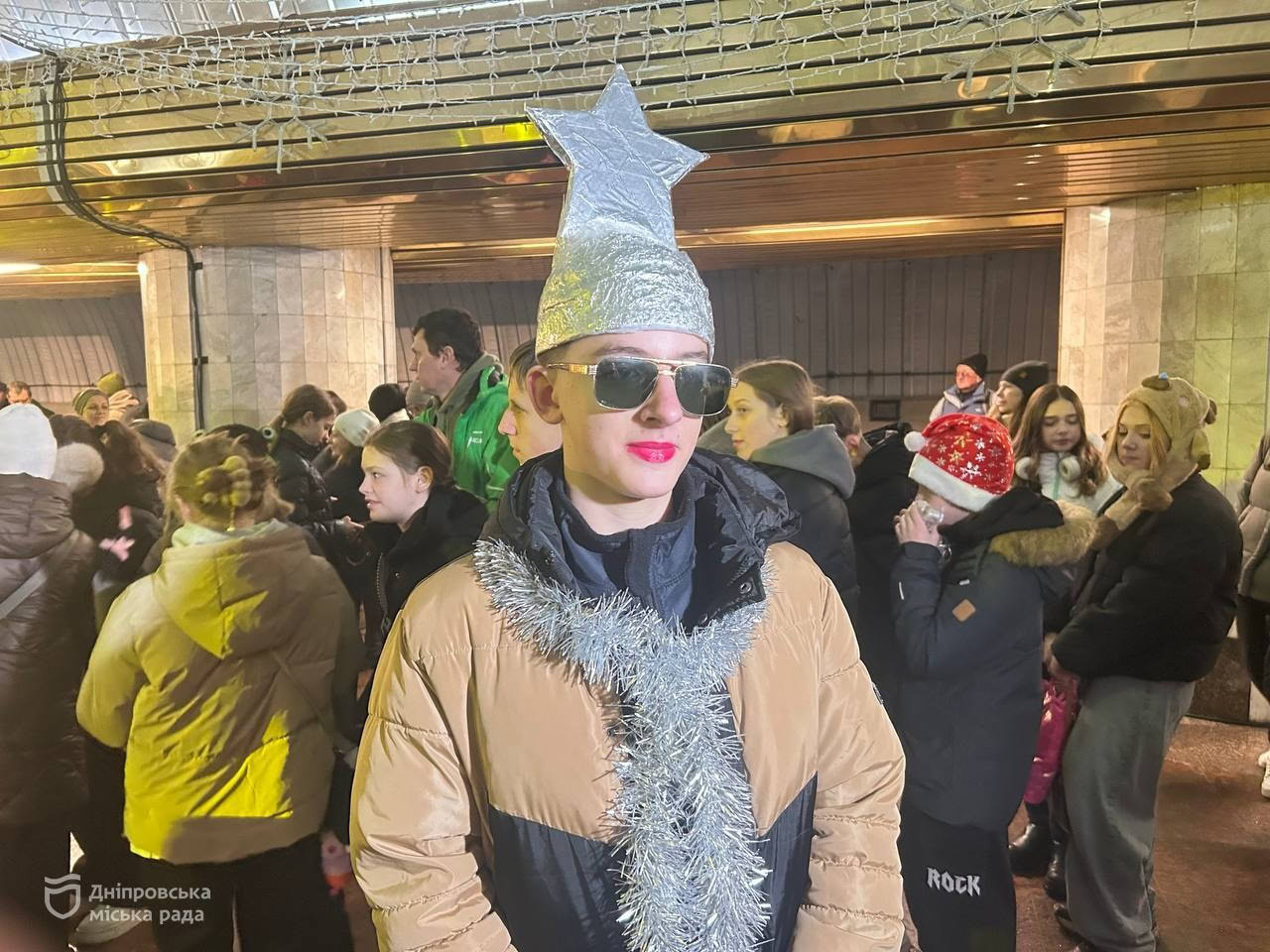Свято під землею: у Дніпрі відкрили головну новорічну ялинку в метро