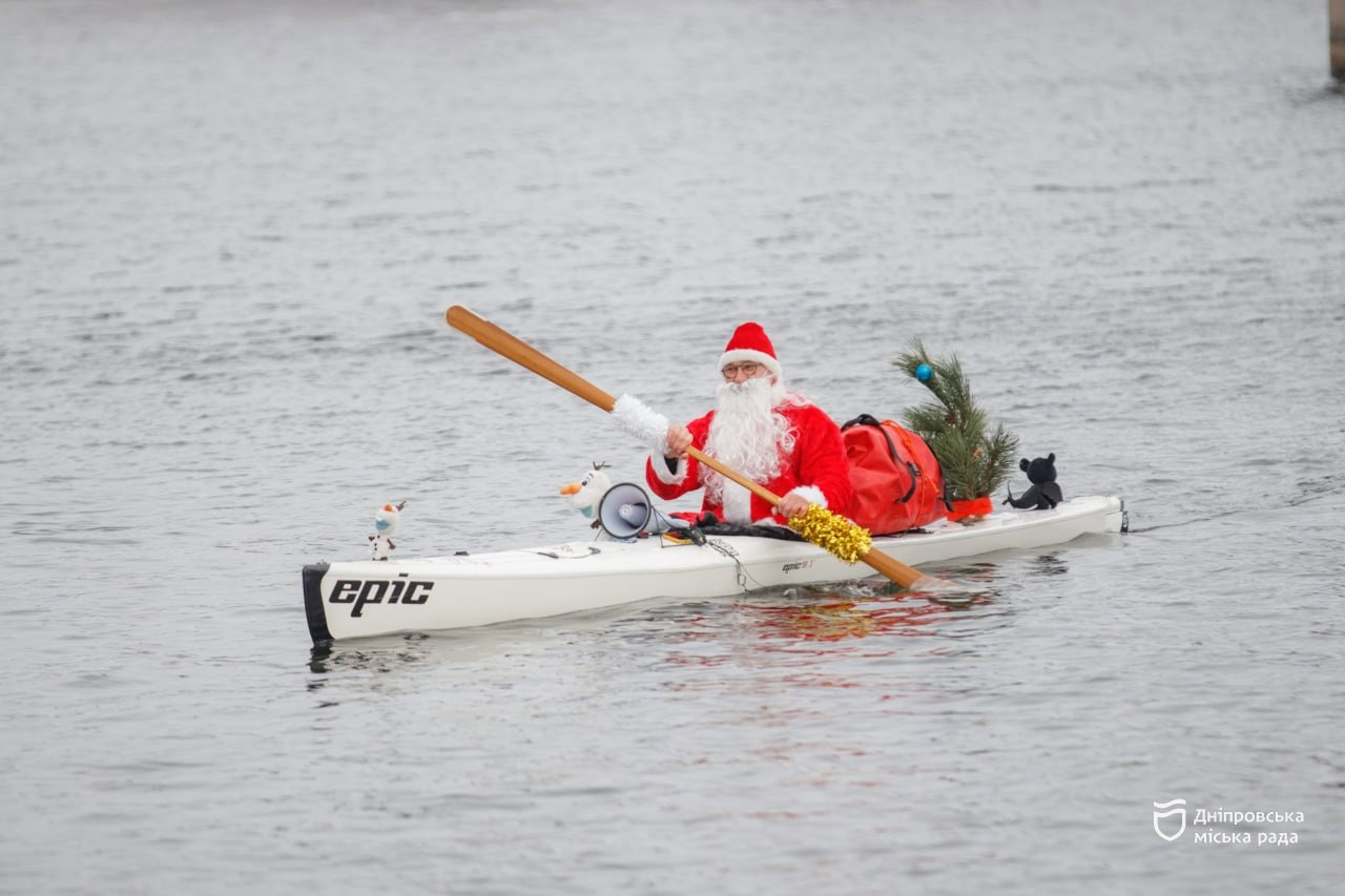 Костюмований заплив: у Дніпрі пройшов водний різдвяний фестиваль