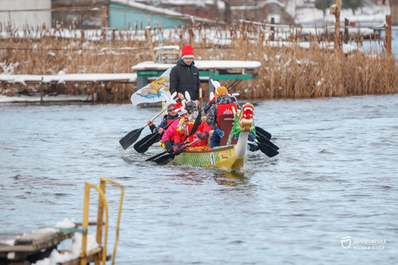 Костюмований заплив: у Дніпрі пройшов водний різдвяний фестиваль
