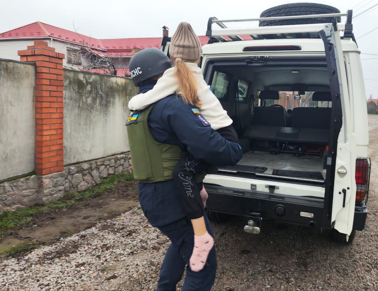 Під час обстрілу Нікополя поранено 10-річну дівчинку та чоловіка