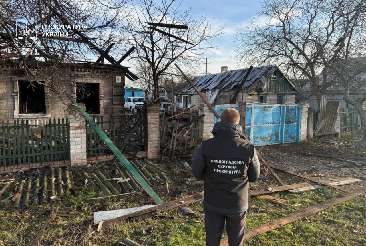 У Дніпрі після обстрілу РФ загорілася адмінбудівля – у регіоні є загиблий та поранені діти