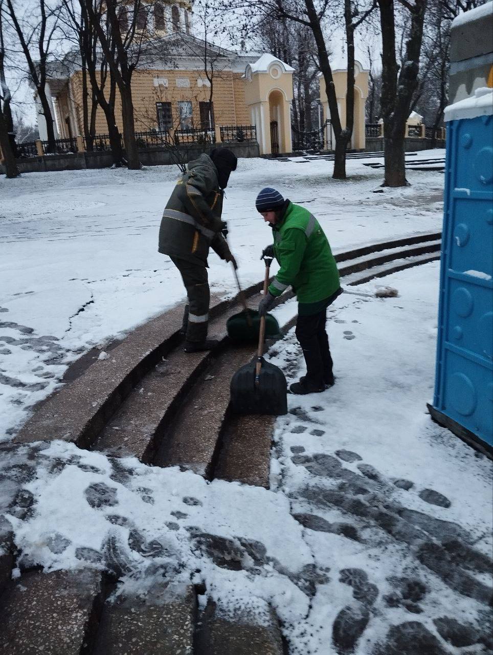 Зимовий ранок у Дніпрі: як місто бореться зі снігом