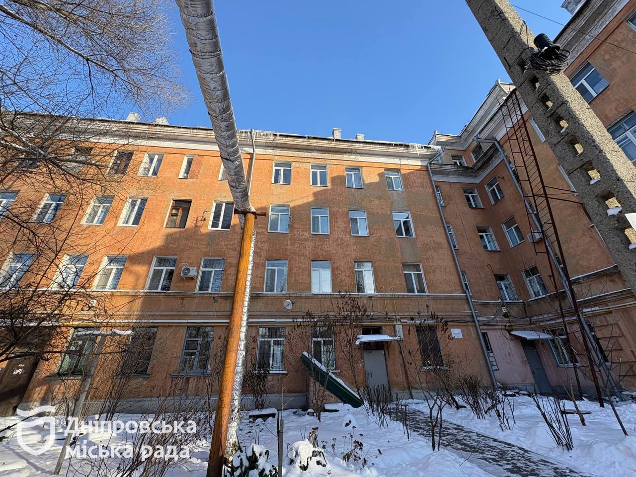 У Дніпрі в Придніпровську відновили багатоквартирний будинок після атаки РФ