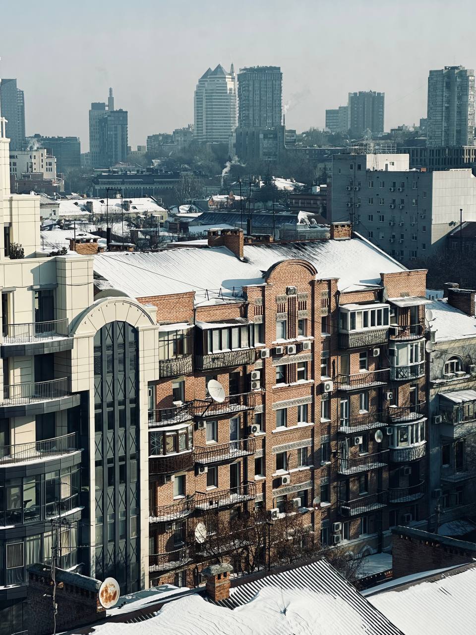 Засніжений Дніпро: зимові пейзажі вулиць міста (ФОТОНОВИНА)