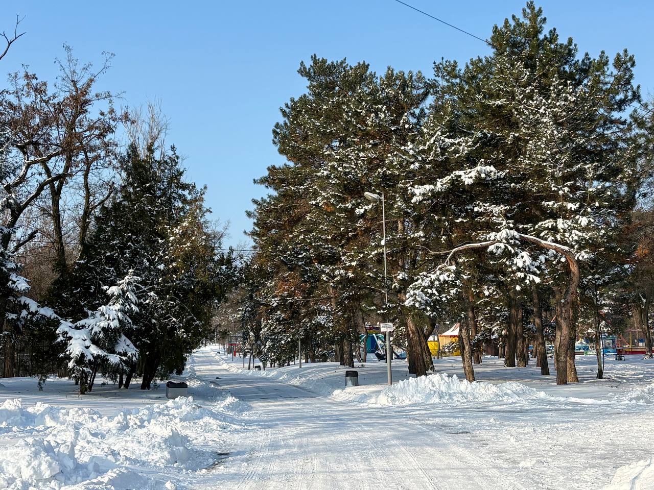 Засніжений Дніпро: зимові пейзажі вулиць міста (ФОТОНОВИНА)