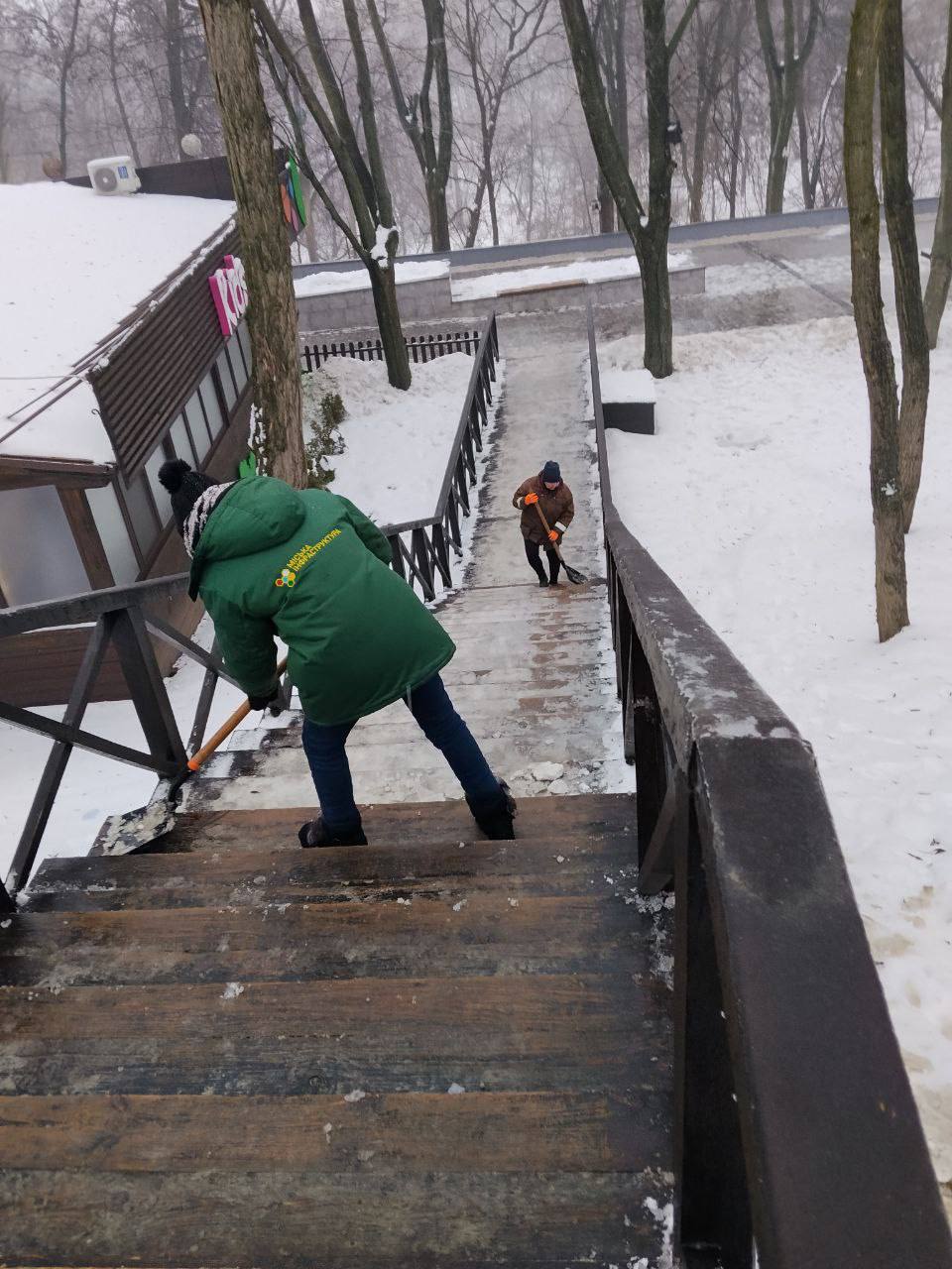 У Дніпрі та області триває складна дорожня ситуація через ожеледицю