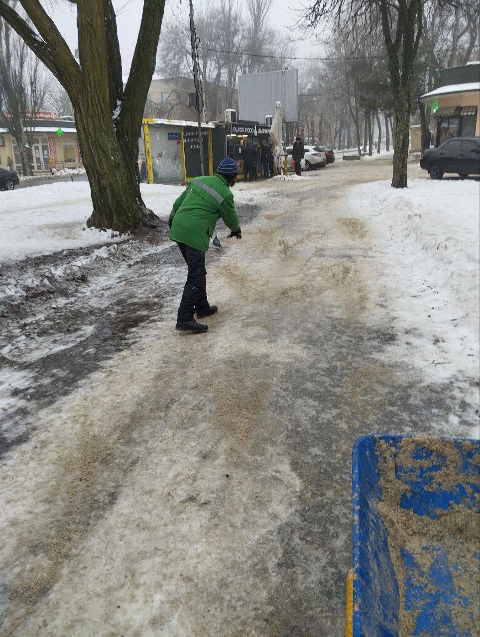 У Дніпрі та області триває складна дорожня ситуація через ожеледицю