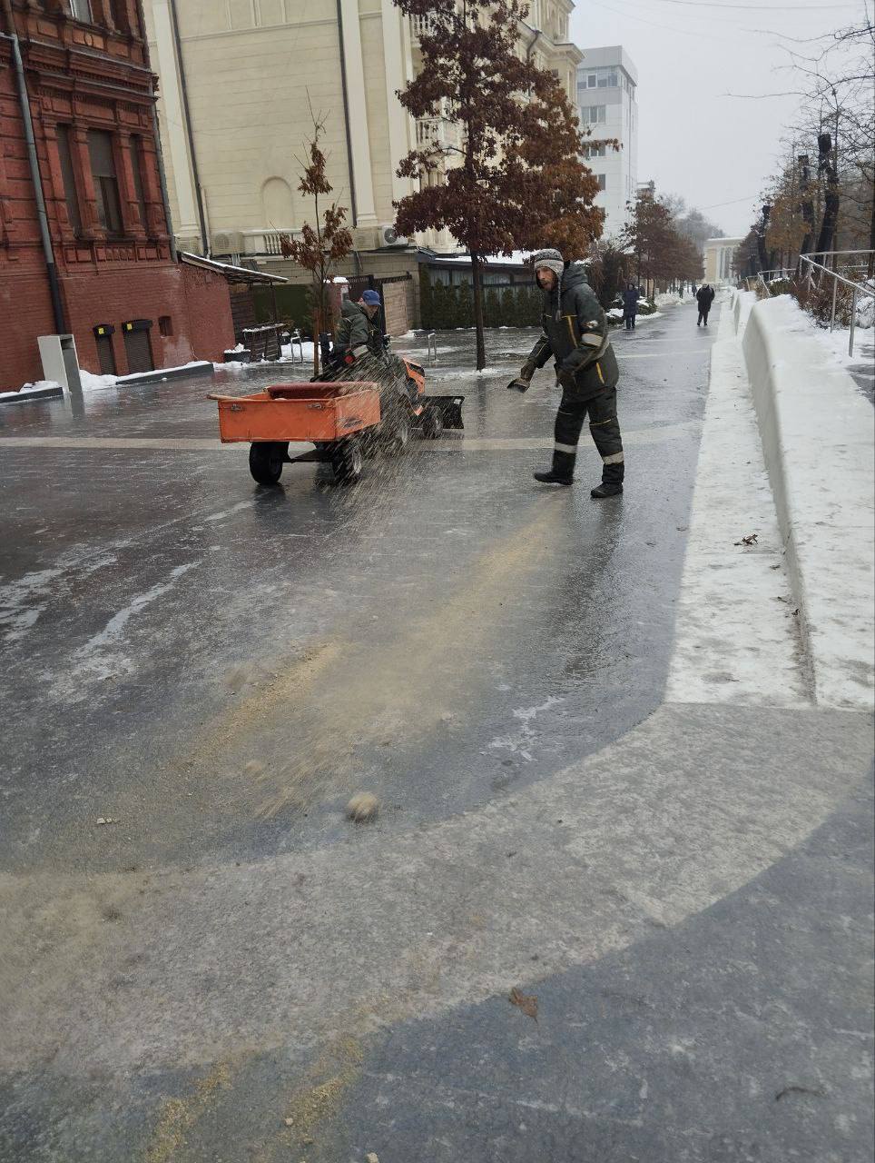 У Дніпрі та області триває складна дорожня ситуація через ожеледицю