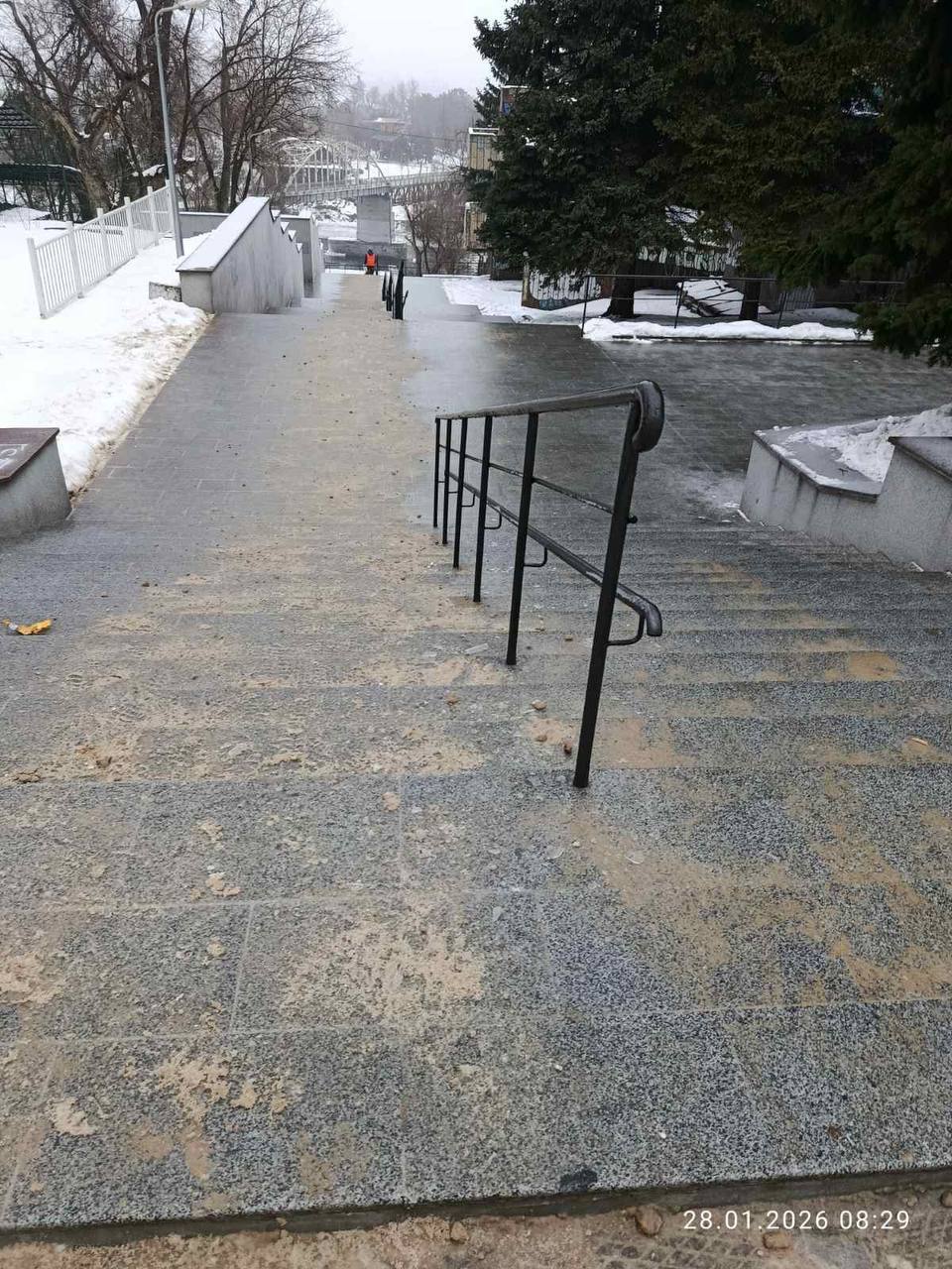 У Дніпрі та області триває складна дорожня ситуація через ожеледицю