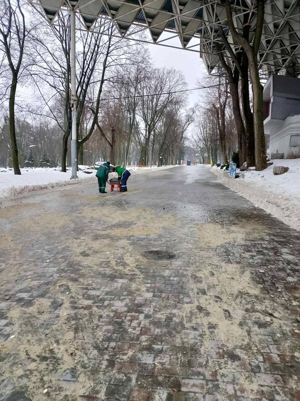 У Дніпрі та області триває складна дорожня ситуація через ожеледицю
