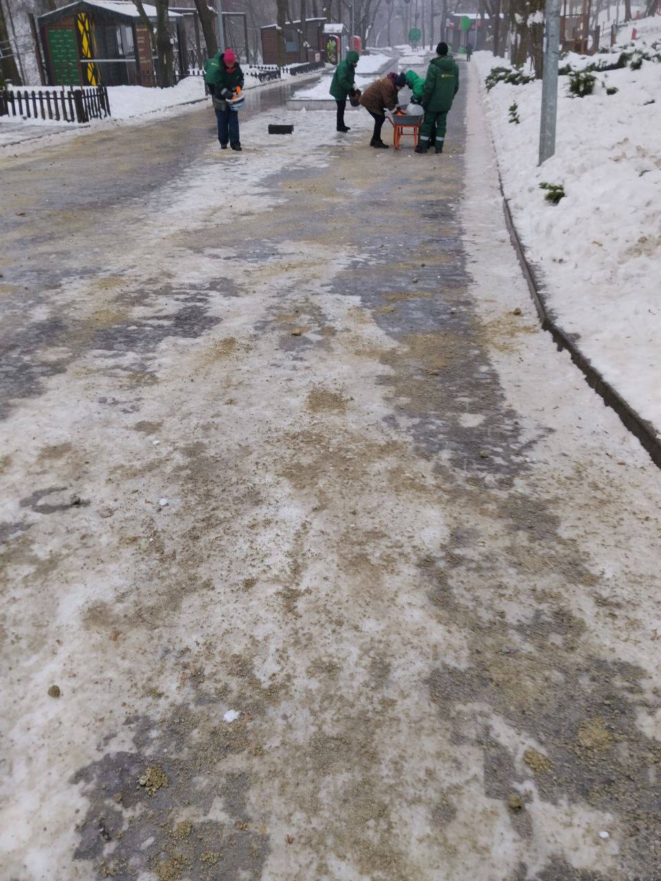 У Дніпрі та області триває складна дорожня ситуація через ожеледицю