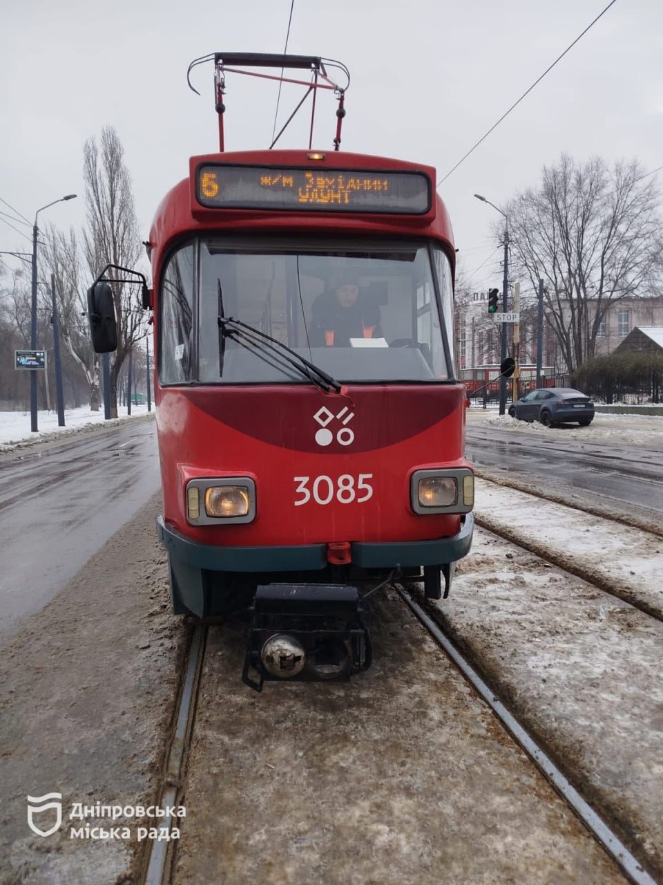У Дніпрі та області триває складна дорожня ситуація через ожеледицю