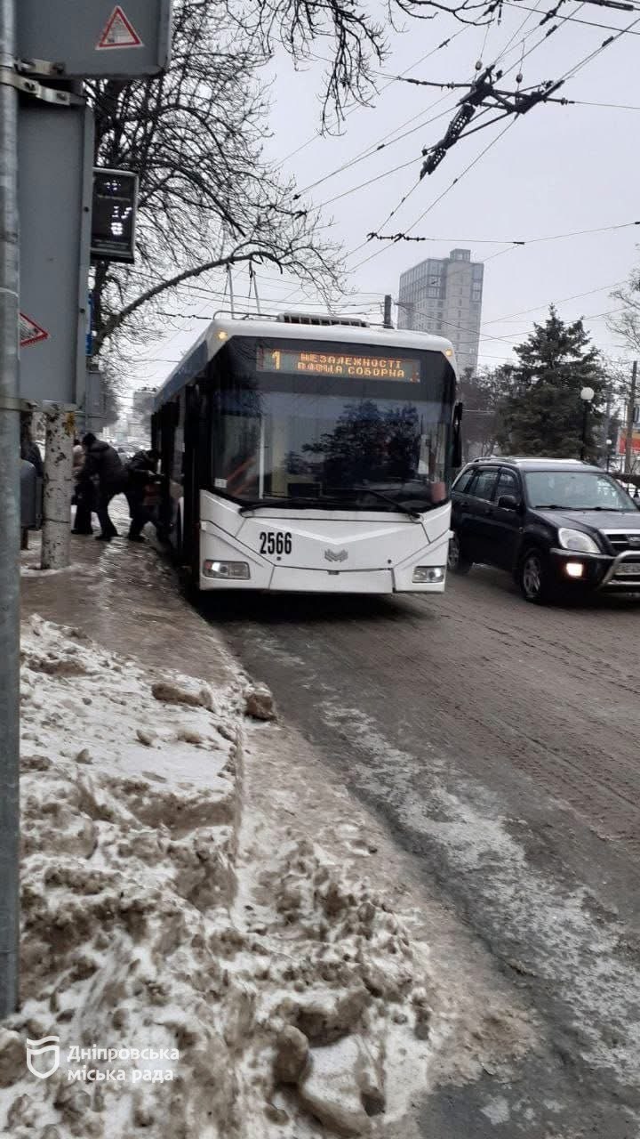 У Дніпрі та області триває складна дорожня ситуація через ожеледицю