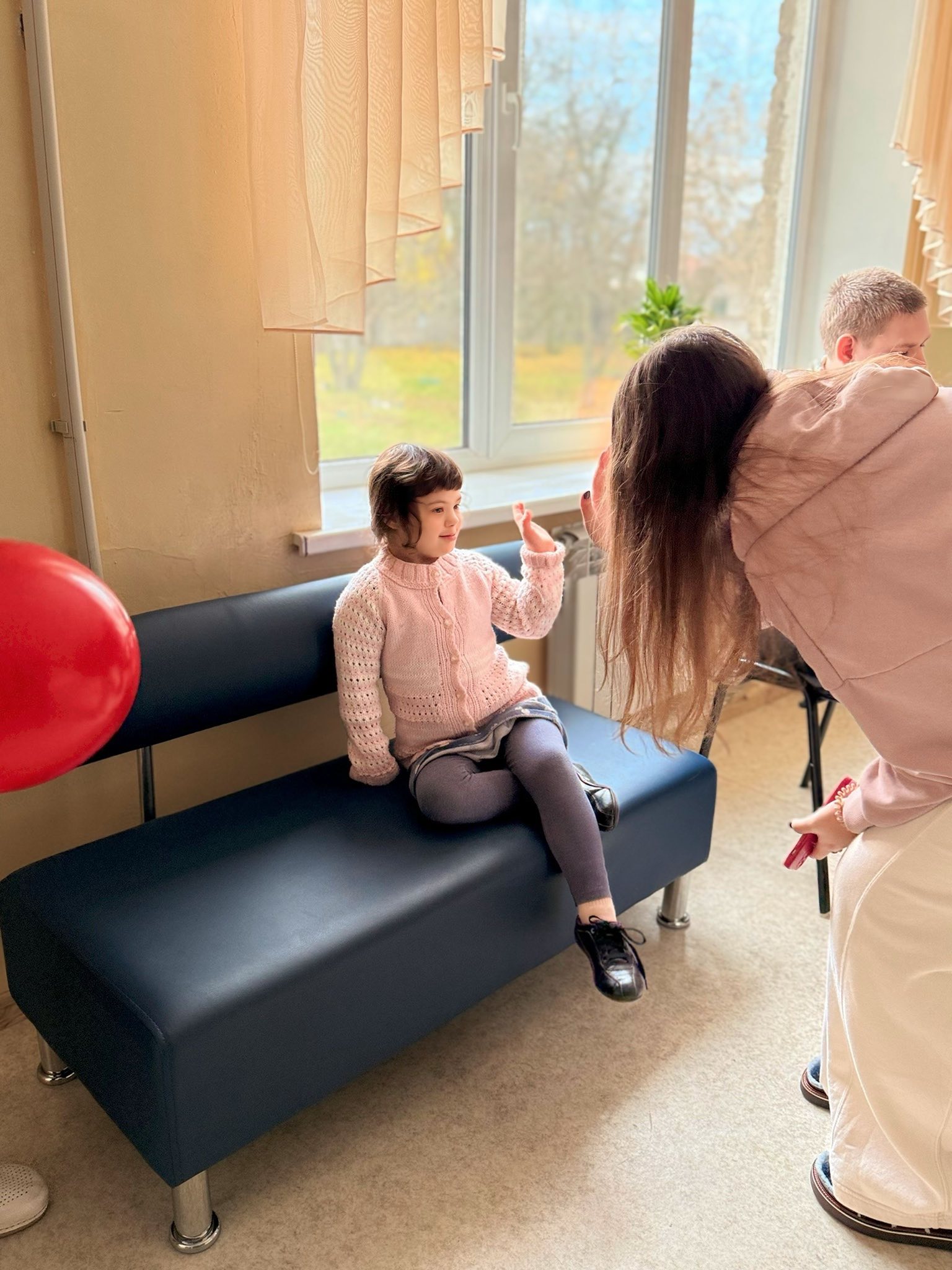 «Бути поруч» для тих, хто живе наче на безлюдному острові