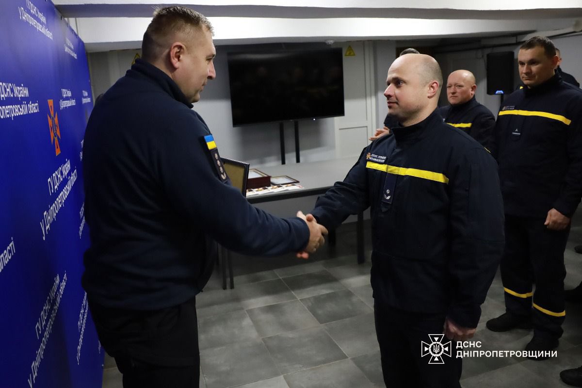 Нагороди за сміливість: рятувальники Дніпровщини отримали державні відзнаки