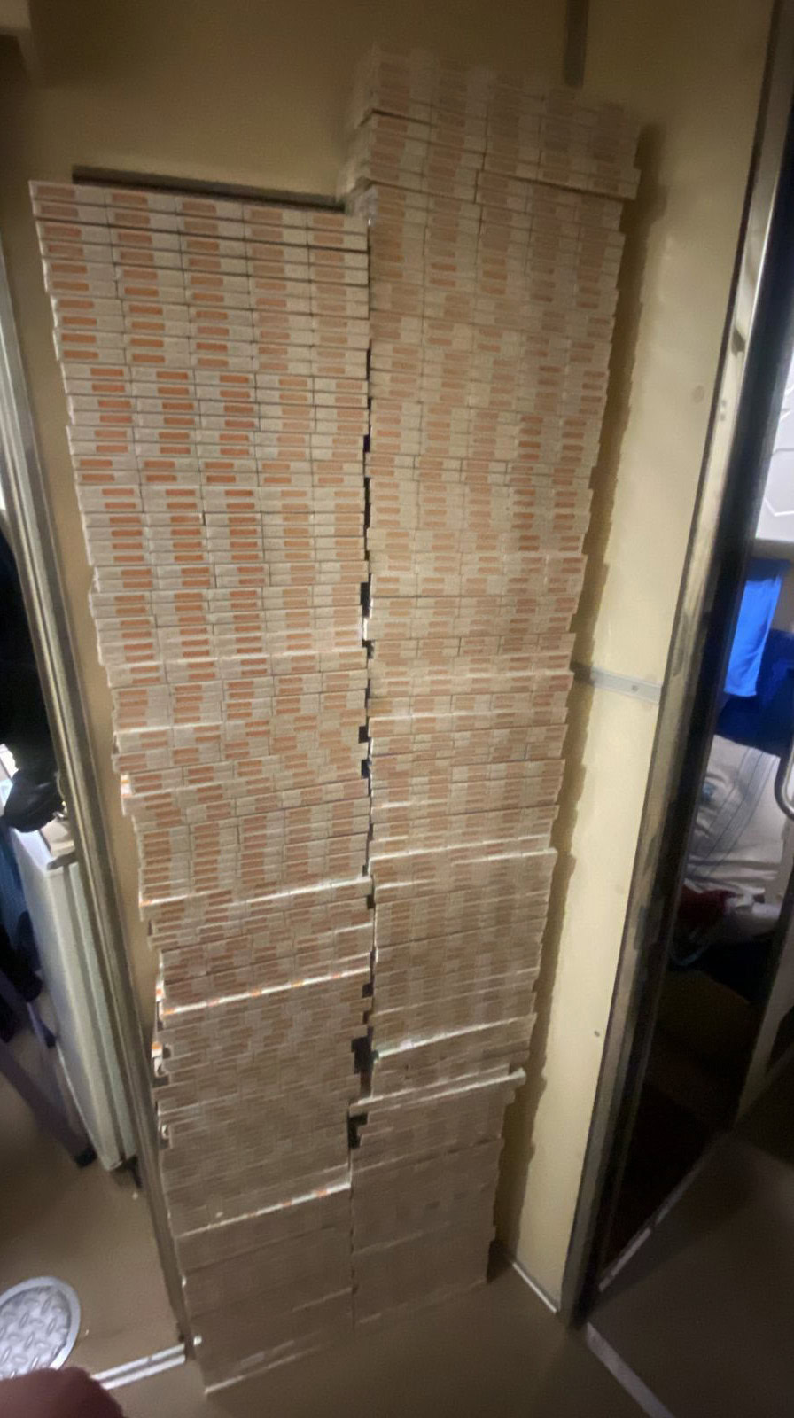 Приховали у вентиляції: у потязі з Дніпра на кордоні з Польщею вилучили 1,5 тисячі пачок тютюну