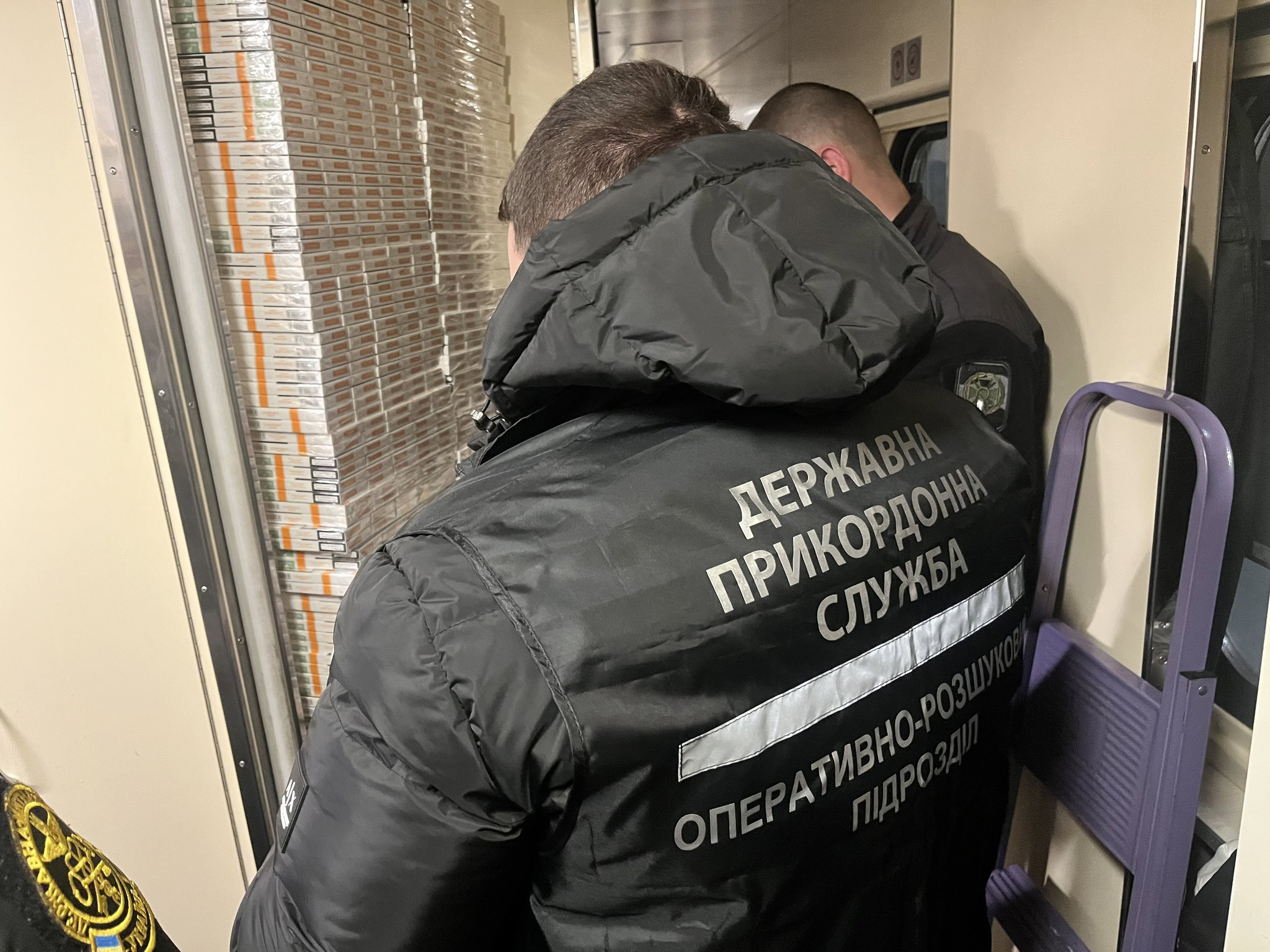 Приховали у вентиляції: у потязі з Дніпра на кордоні з Польщею вилучили 1,5 тисячі пачок тютюну