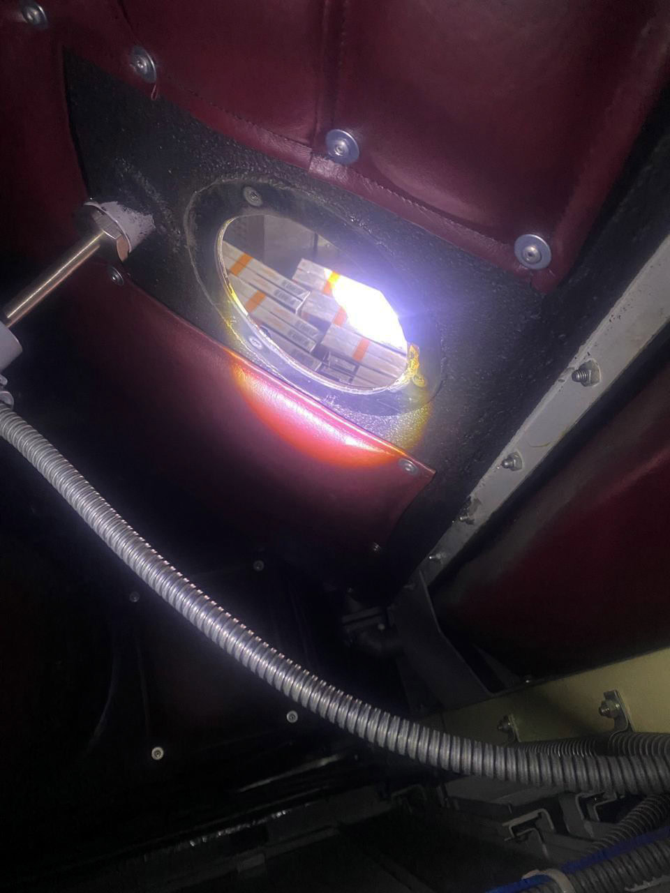 Приховали у вентиляції: у потязі з Дніпра на кордоні з Польщею вилучили 1,5 тисячі пачок тютюну