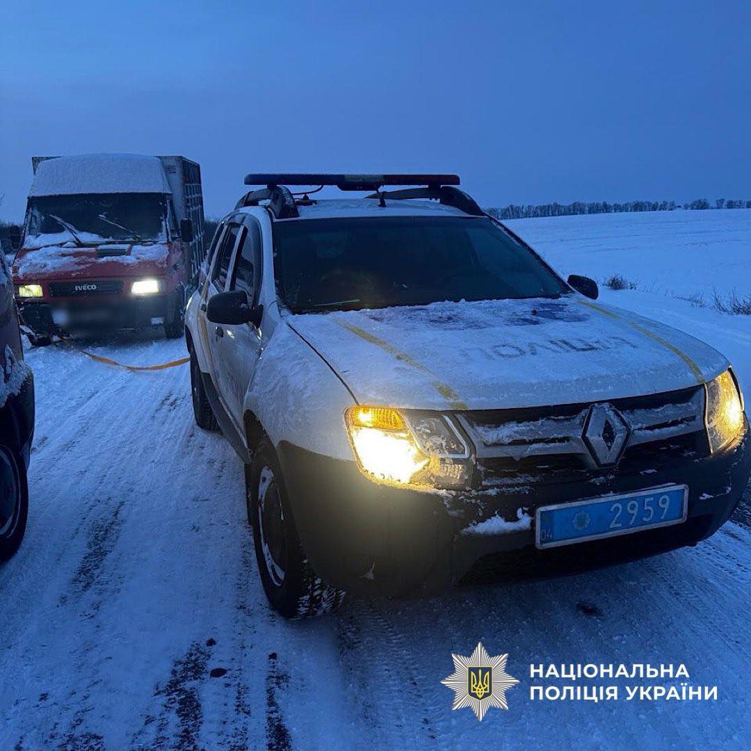 Застрягли через негоду: поліція Дніпровщини рятує водіїв на засніжених дорогах