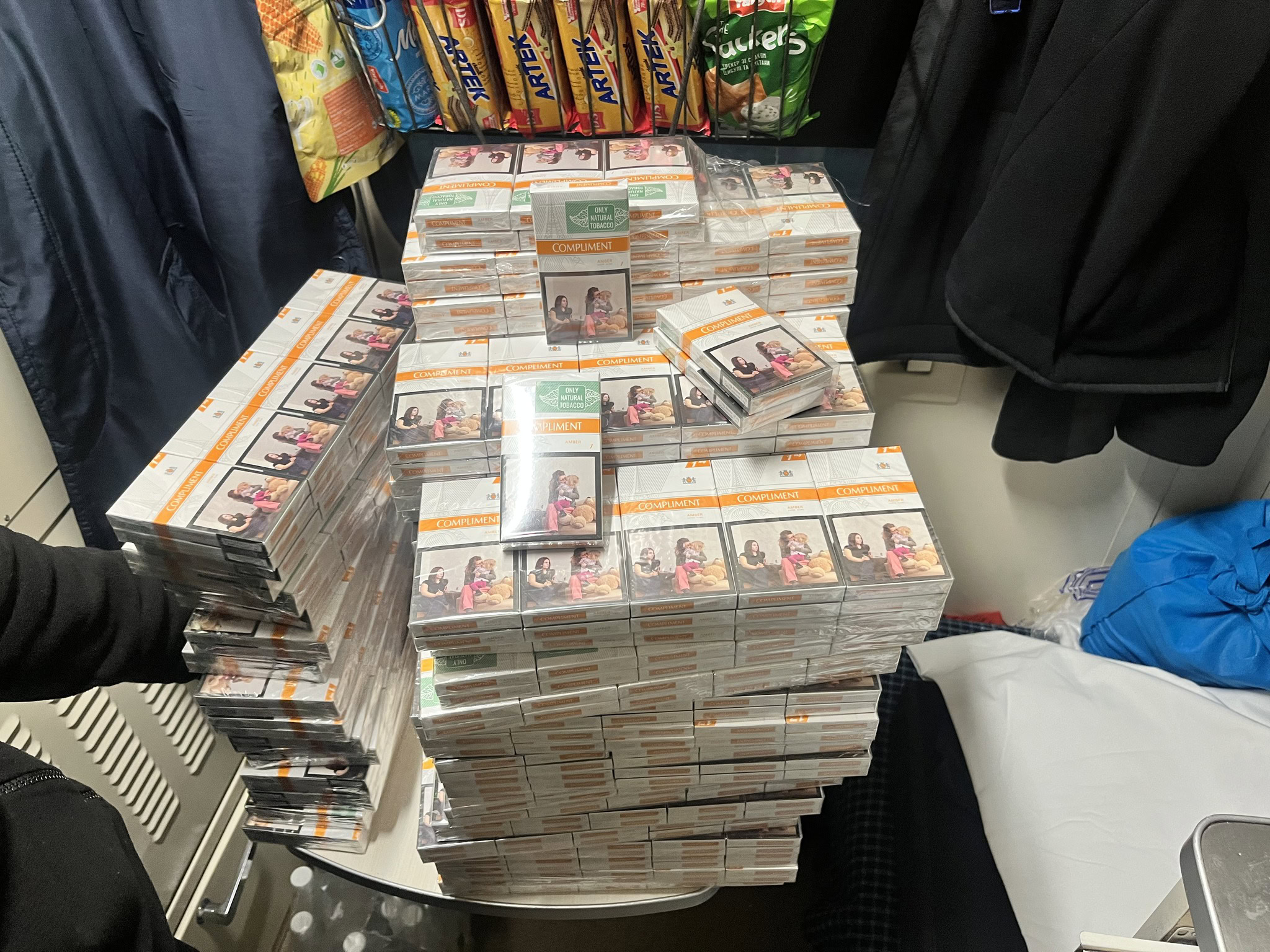 Приховали у вентиляції: у потязі з Дніпра на кордоні з Польщею вилучили 1,5 тисячі пачок тютюну