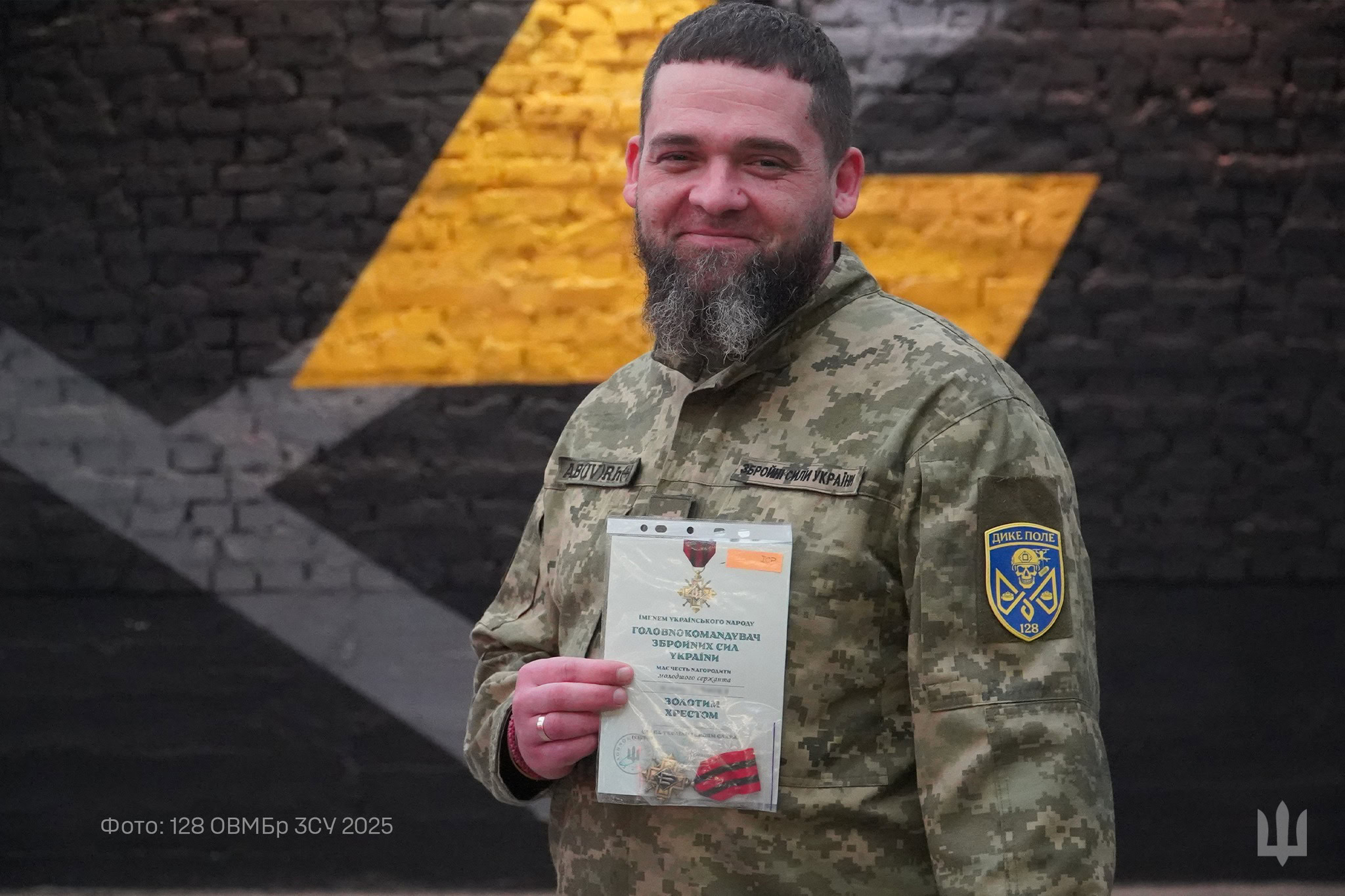 Із заводу у сапери-дроноводи: боєць дніпровської 128-ї бригади отримав «Золотий Хрест»