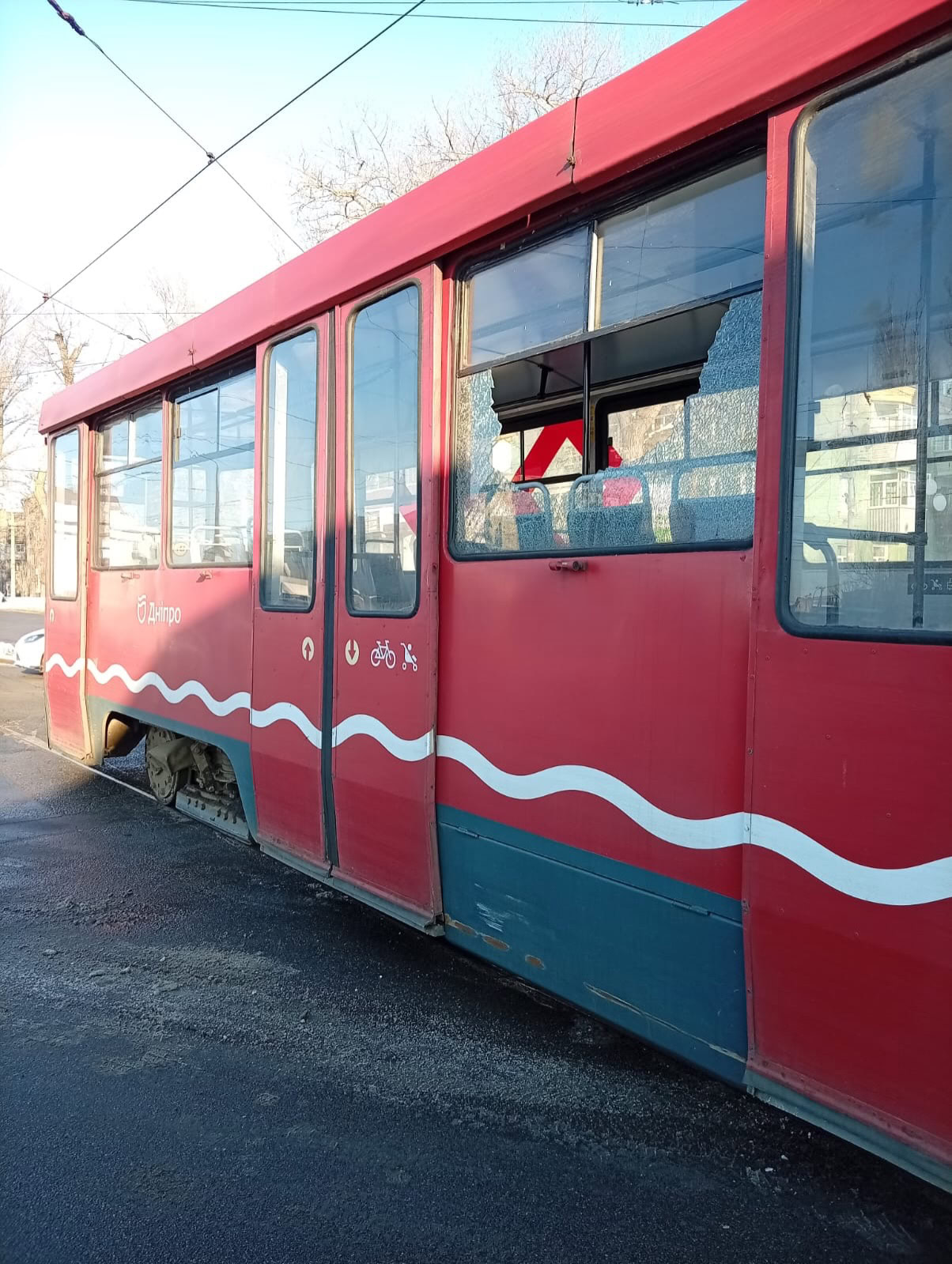 У Дніпрі вандали розтрощили скло трамвая №19