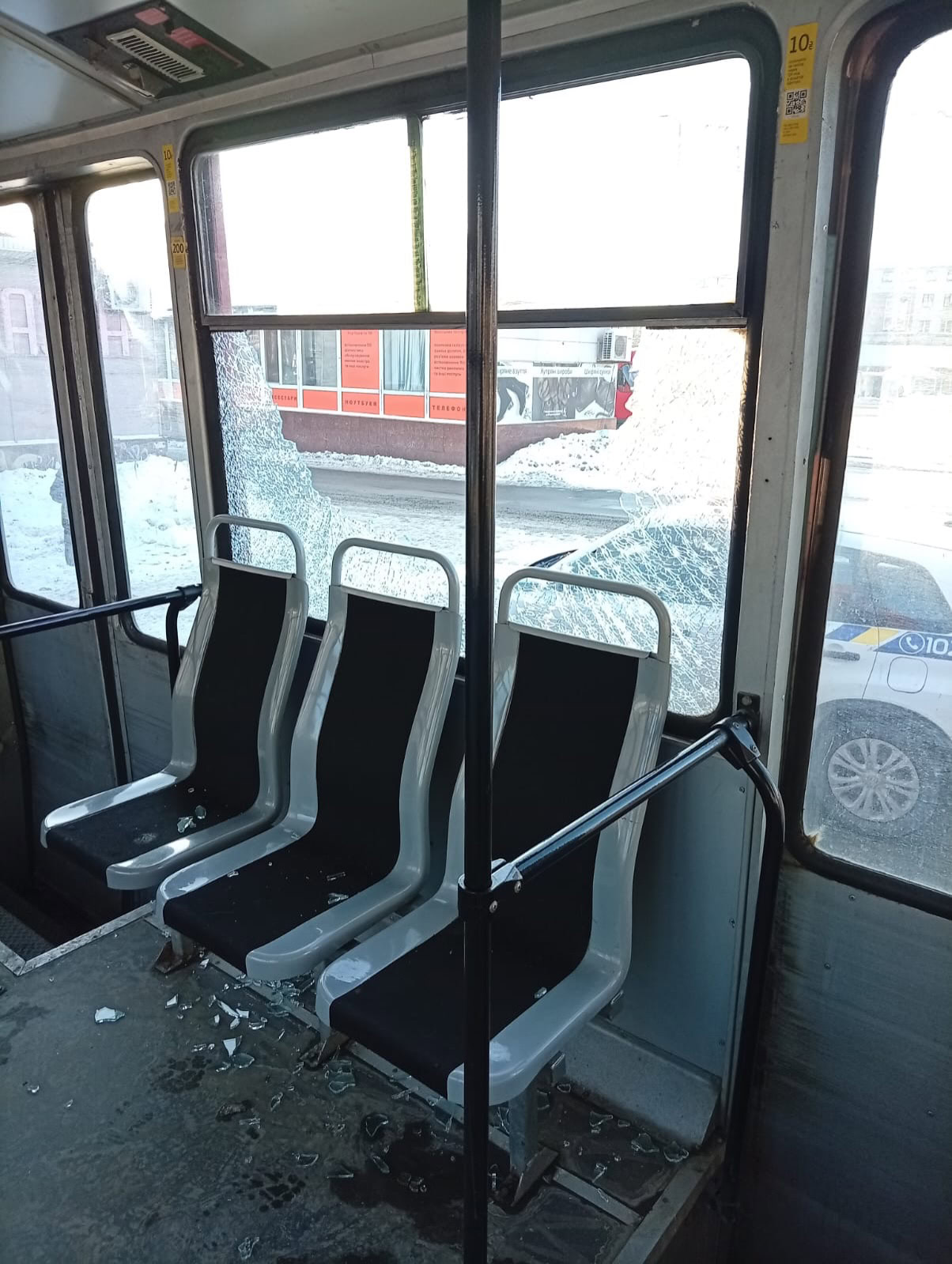 У Дніпрі вандали розтрощили скло трамвая №19