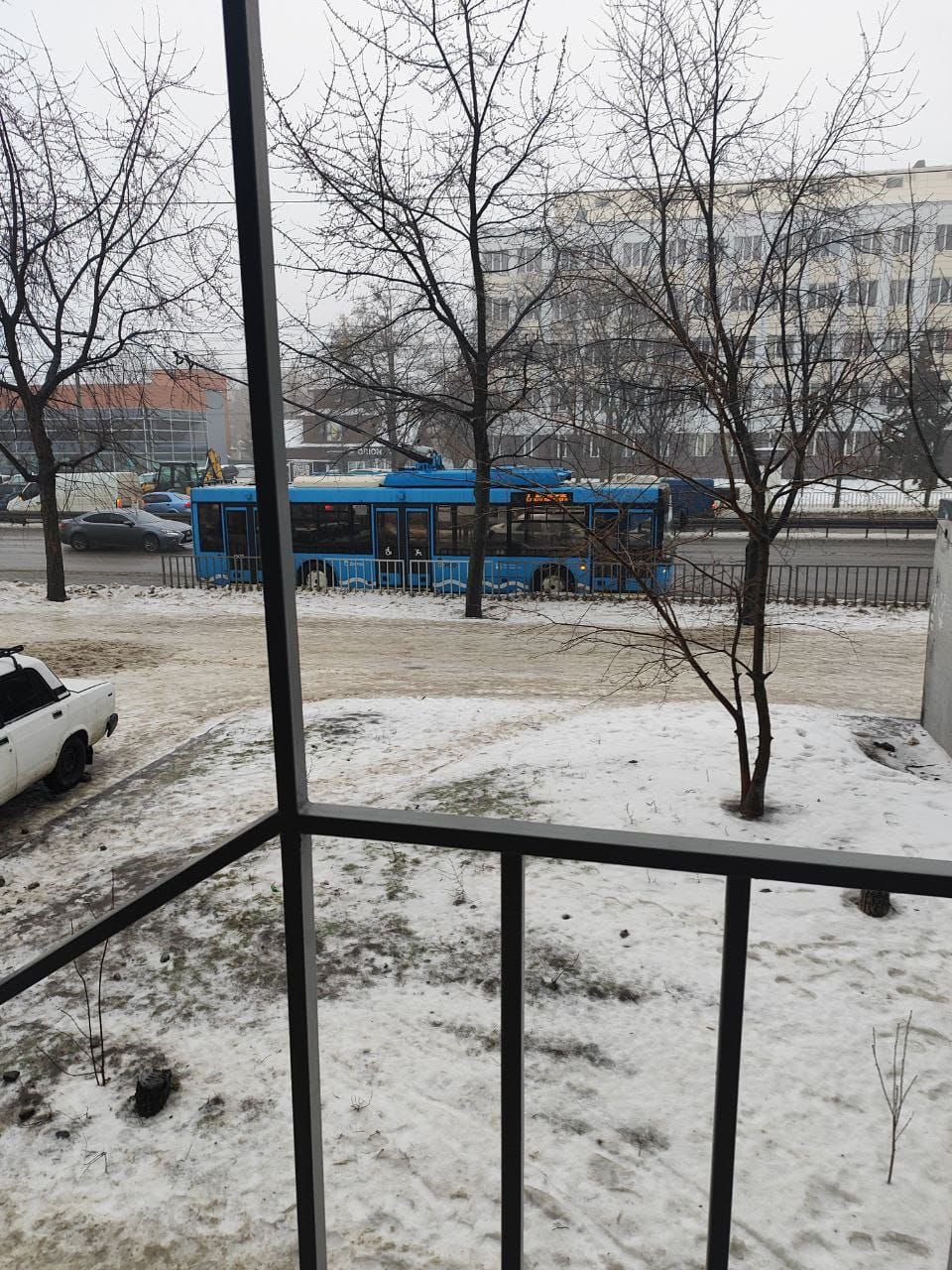 У Дніпрі та області триває складна дорожня ситуація через ожеледицю