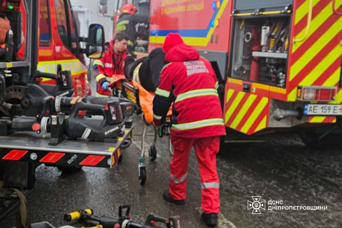 Сім автомобілів зіткнулися у Дніпрі: рятувальники деблокували чоловіка
