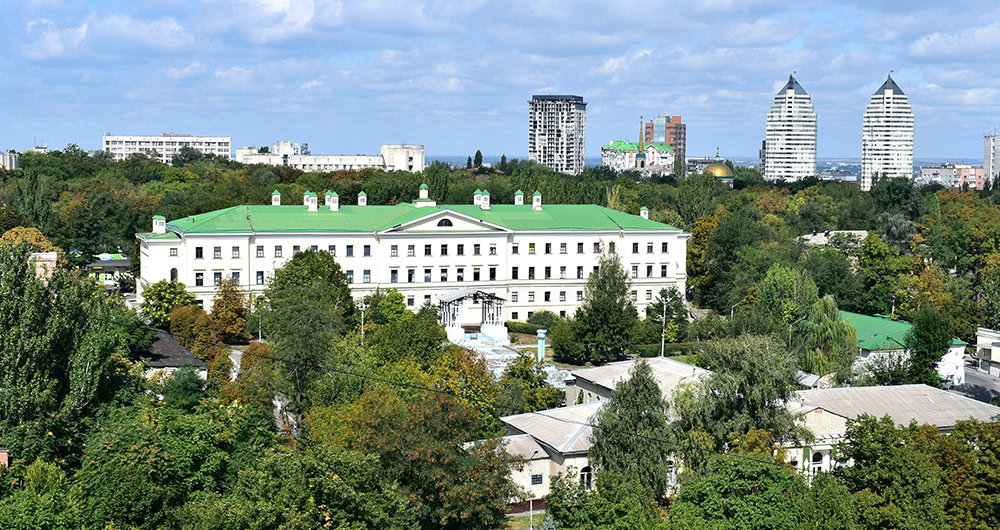 Меми замість діалогу: як публічний конфлікт між дніпровською владою і лікарнею перейшов у соцмережі