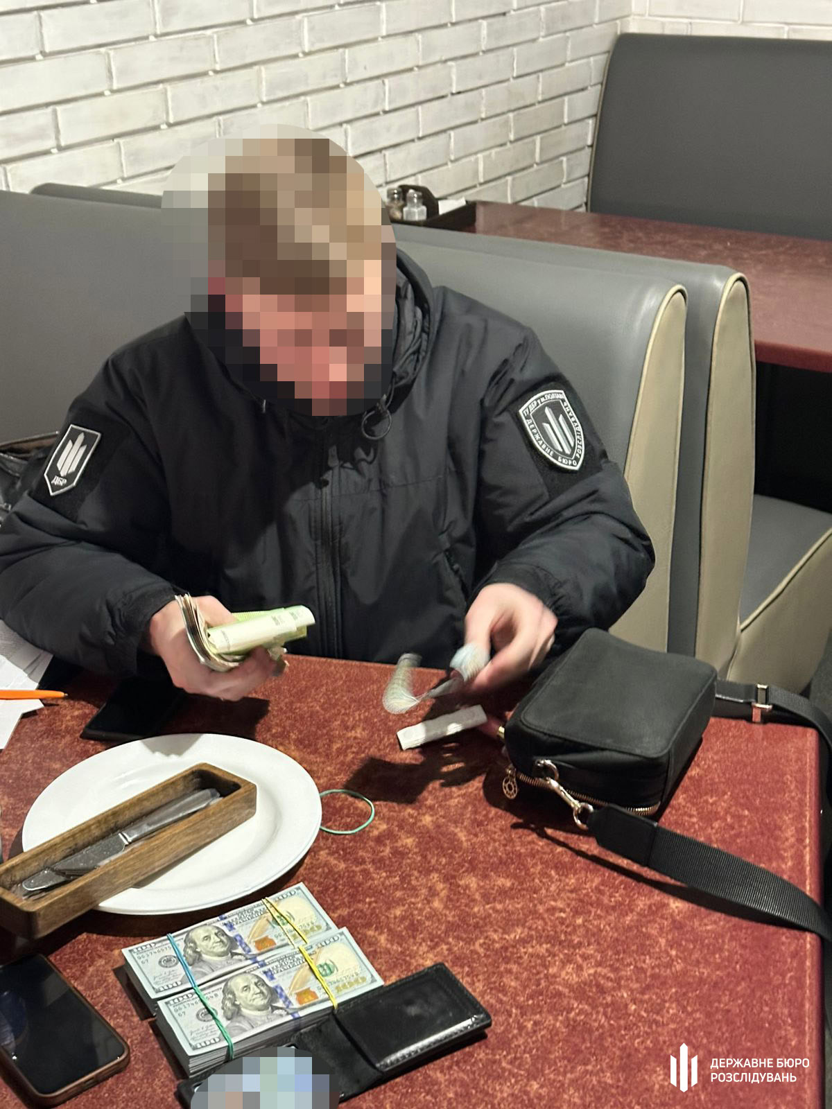 На Дніпровщині посадовиця вимагала $21 тис. у бійця, який отримав три контузії