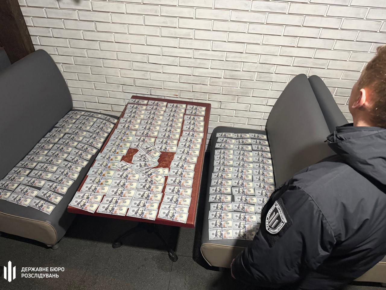 На Дніпровщині посадовиця вимагала $21 тис. у бійця, який отримав три контузії