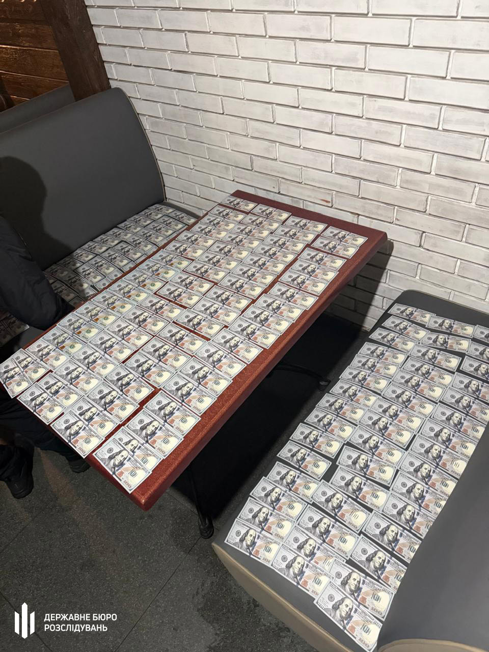 На Дніпровщині посадовиця вимагала $21 тис. у бійця, який отримав три контузії