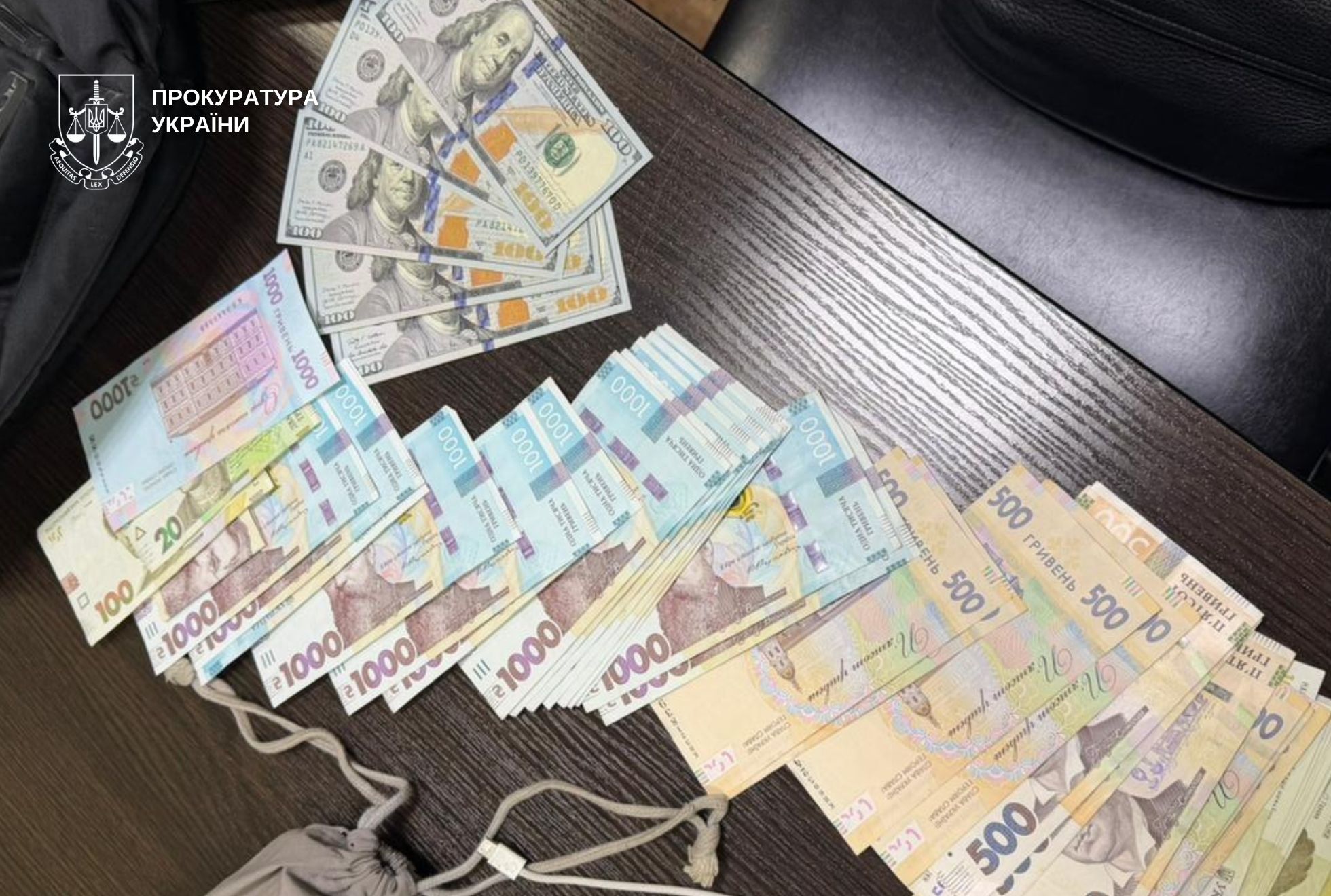 Посадовицю міськради Дніпровського району затримали на хабарі $2,6 тис. за рекламу